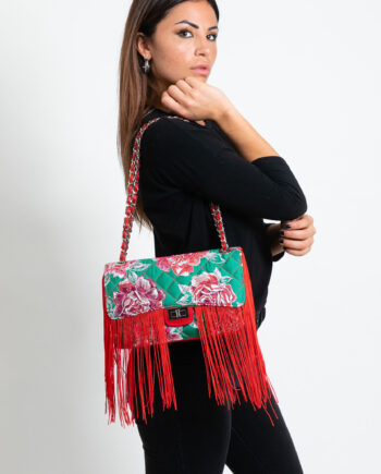 Modella che indossa borsa damascata rossa con frange e tracolla intrecciata