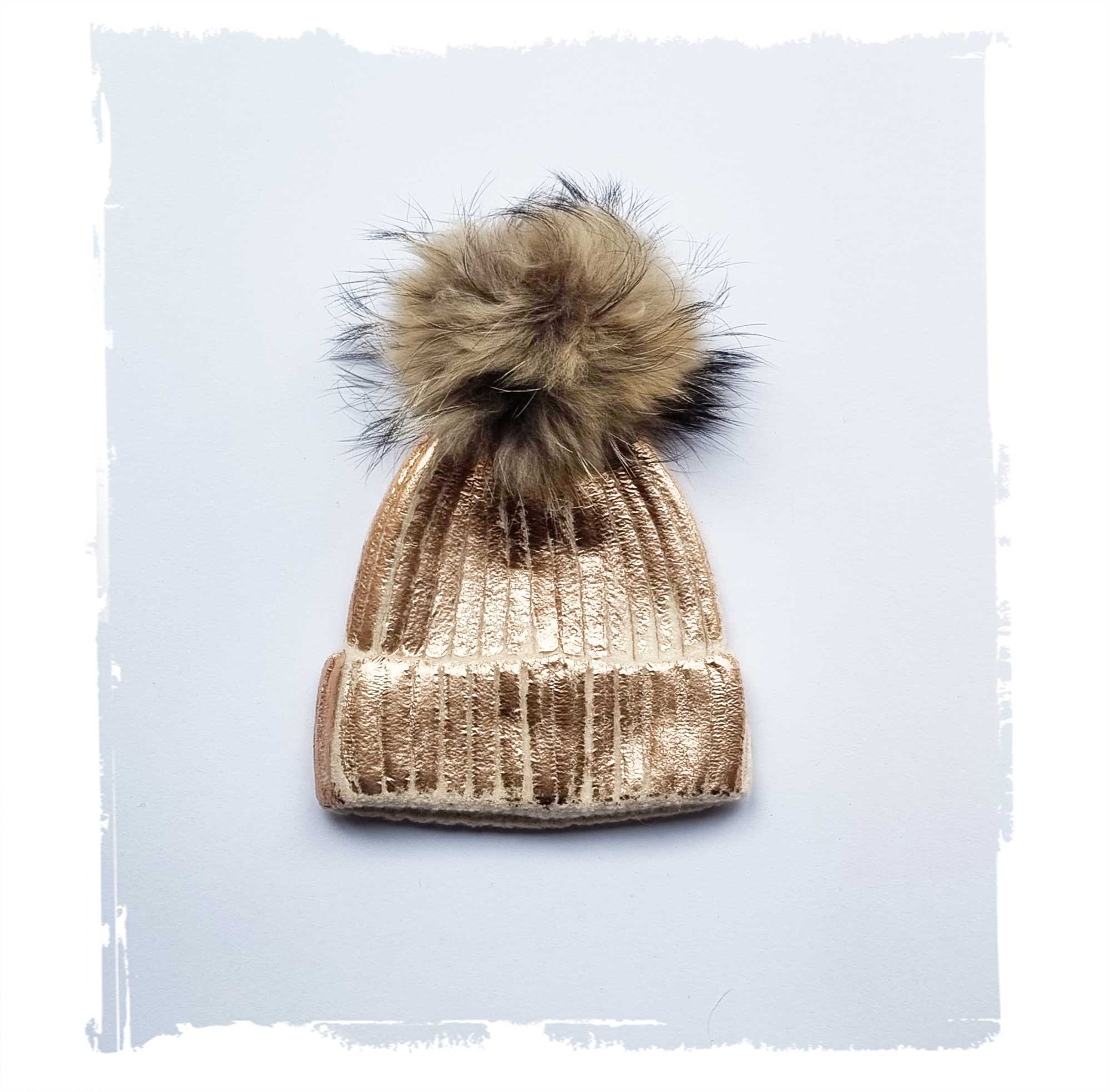 Cappello donna in lana bianca con pon pon in pelliccia ecologica e dettagli oro – apiedinudinelparco