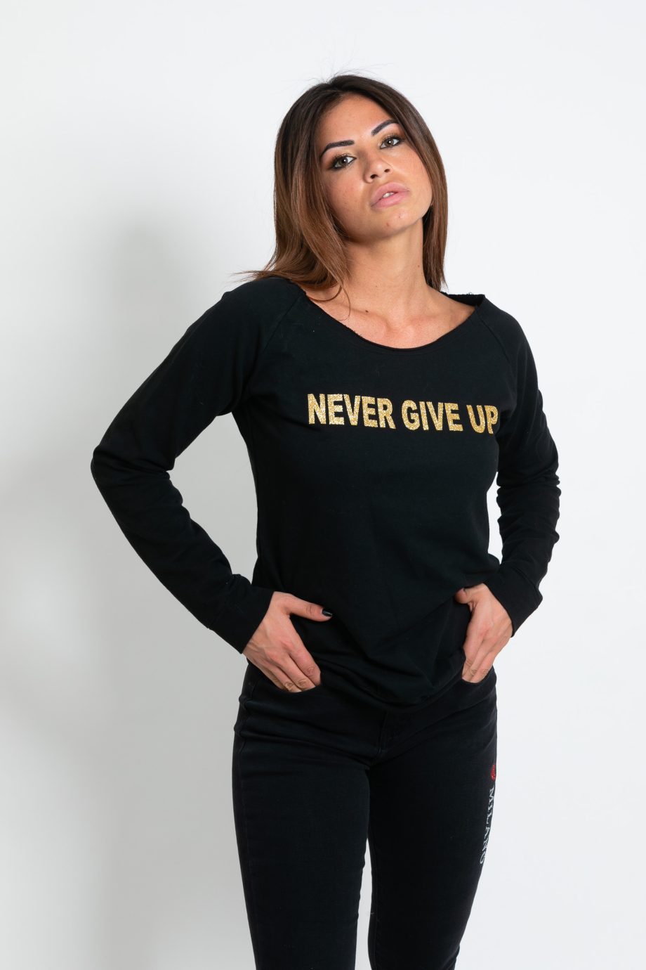 Felpa donna Never Give Up con decorazioni lurex oro