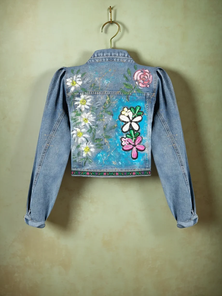 giacca trucker da donna in denim dipinta a mano appesa