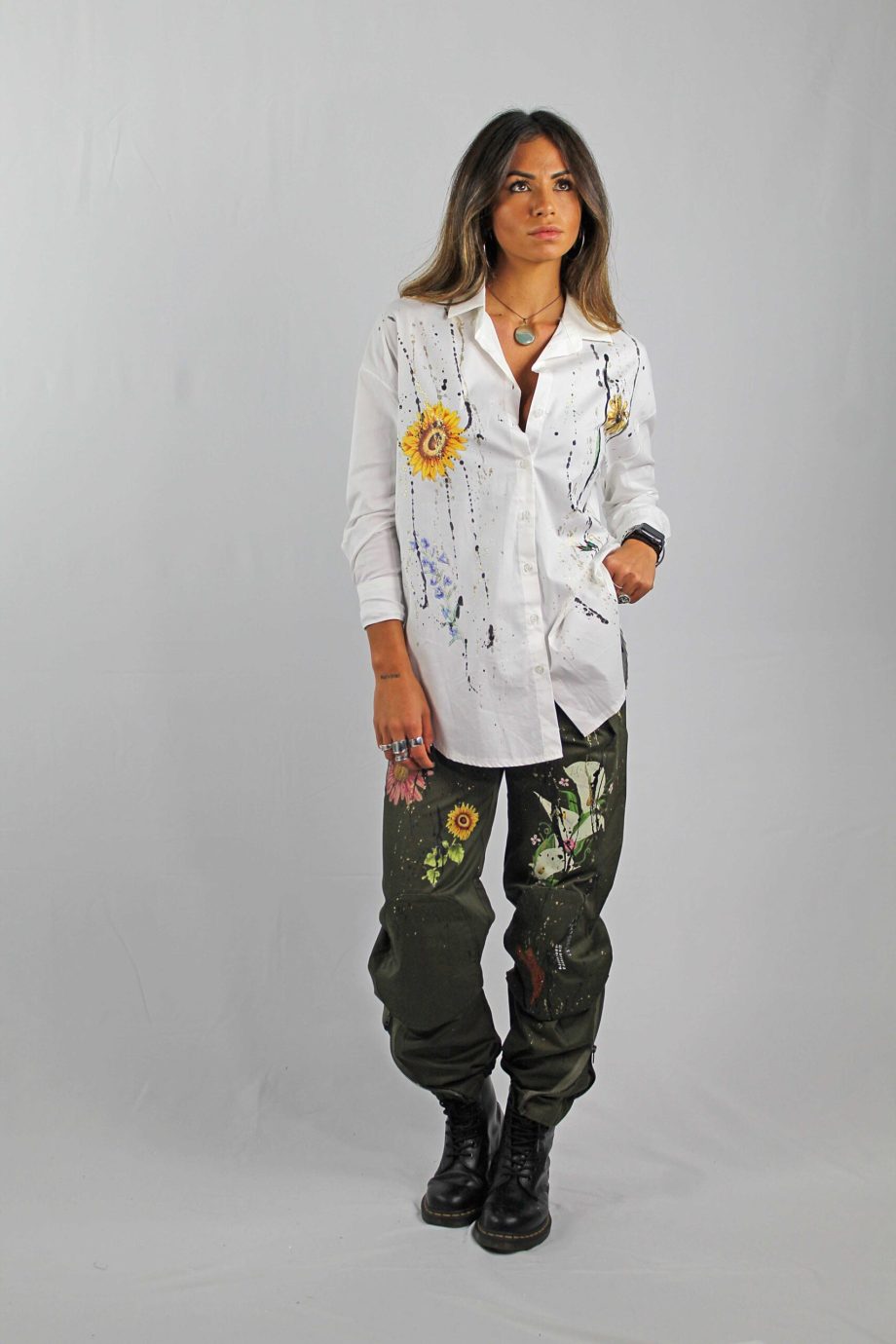 camicia-fiori-dipinta-a-mano-bianco-apiedinudinelparco-bologna-4