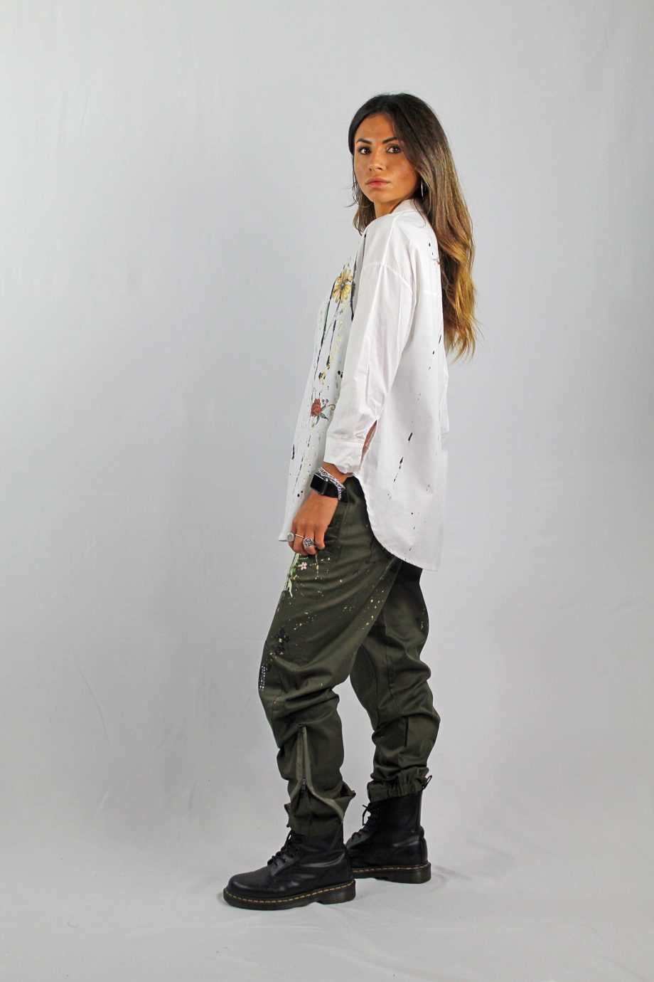 camicia-fiori-dipinta-a-mano-bianco-apiedinudinelparco-bologna-7