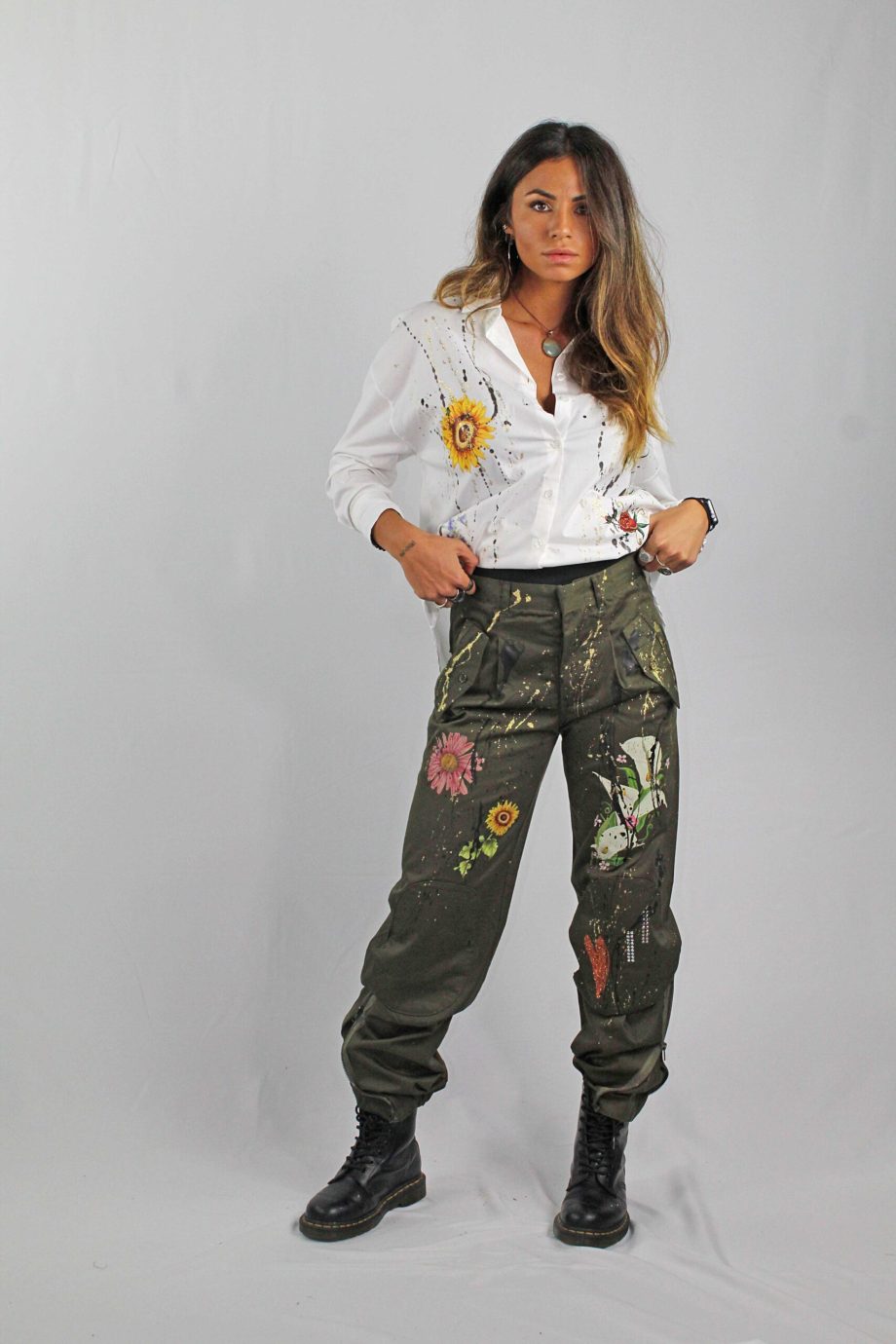 camicia-fiori-dipinta-a-mano-bianco-apiedinudinelparco-bologna-11