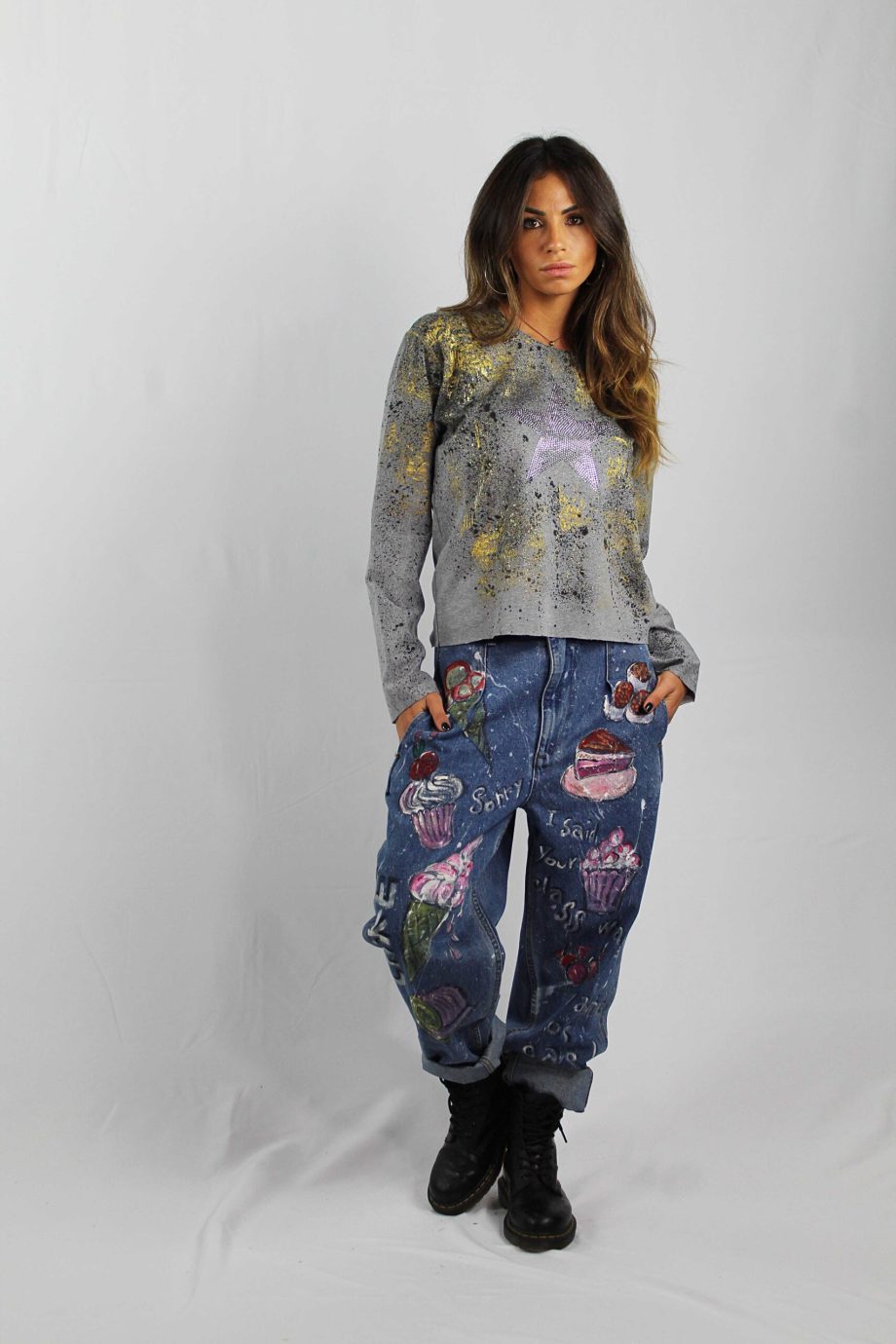 Felpa dipinta a mano Abstract Splat con Stella in Strass